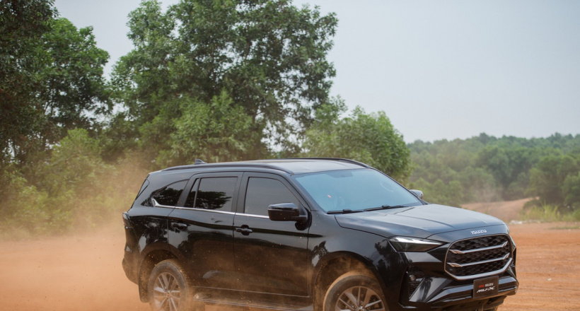 Isuzu mu-X 2025 mới ra mắt, cải tiến nhiều, giá vẫn rẻ hơn Ford Everest