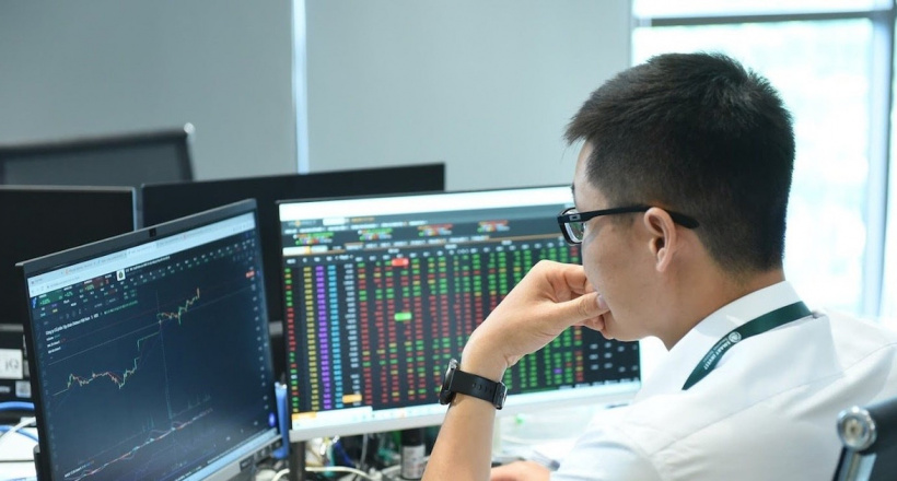 VN-Index quay lại đỉnh cũ, nhà đầu tư nên làm gì ?