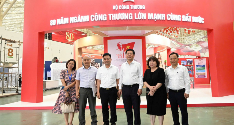 Bộ trưởng Nguyễn Hồng Diên kiểm tra tiến độ gian triển lãm “80 năm ngành Công Thương lớn mạnh cùng đất nước”