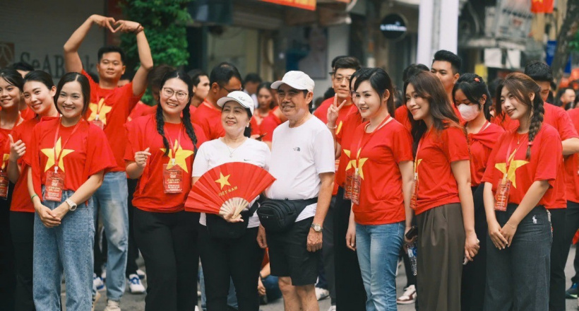 Người dân Hà Nội háo hức trước giờ tổng hợp luyện diễu binh, diễu hành lần thứ nhất