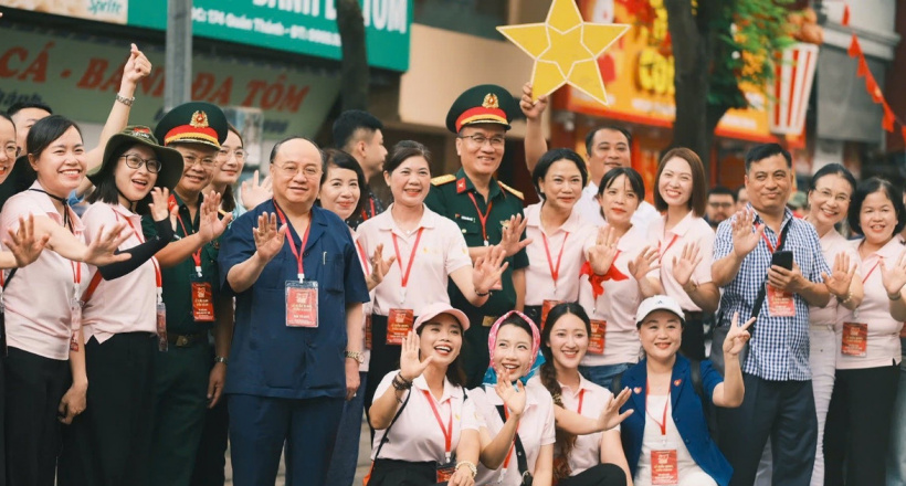 Khối Doanh nhân Việt Nam “vượt nắng thắng mưa” hợp luyện cùng lực lượng quân đội, công an trên quảng trường Ba Đình