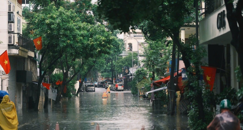 Hà Nội mưa lớn suốt đêm, nhiều tuyến đường ngập sâu