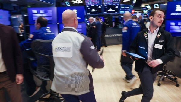 Chứng khoán Mỹ đỏ lửa, Phố Wall dồn chú ý về báo cáo từ Nvidia và Fed