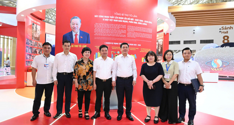 Bộ trưởng Nguyễn Hồng Diên kiểm tra công tác chuẩn bị tại các gian trưng bày của Bộ Công Thương