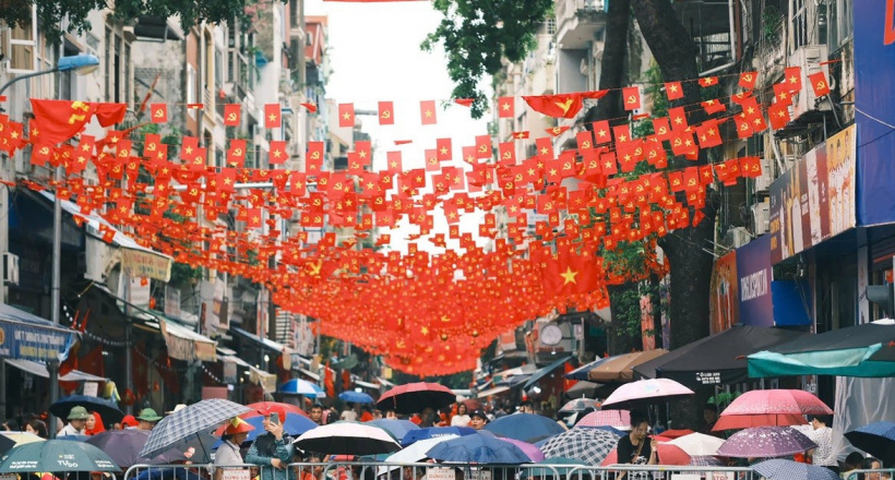 Người dân cắm trại, đội mưa trên khắp ngả đường Thủ đô chờ xem sơ duyệt diễu binh, diễu hành A80