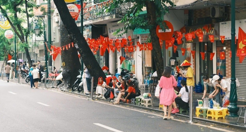 Còn hơn 20 tiếng mới đến buổi Tổng duyệt, người dân Hà Nội đã "đội nắng, thắng mưa" cắm chốt trên vỉa hè