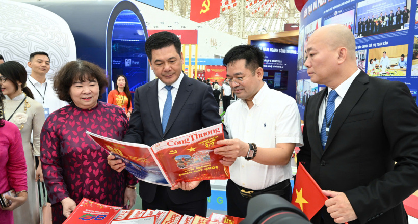 Hoạt động của Bộ trưởng Nguyễn Hồng Diên tại Triển lãm thành tựu đất nước