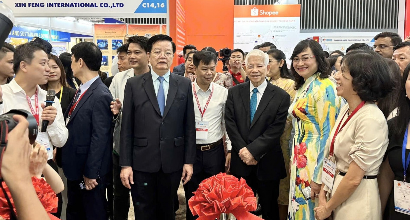 Khu trưng bày ứng dụng thương mại điện tử và công nghệ số thu hút sự quan tâm tại Vietnam International Sourcing 2025