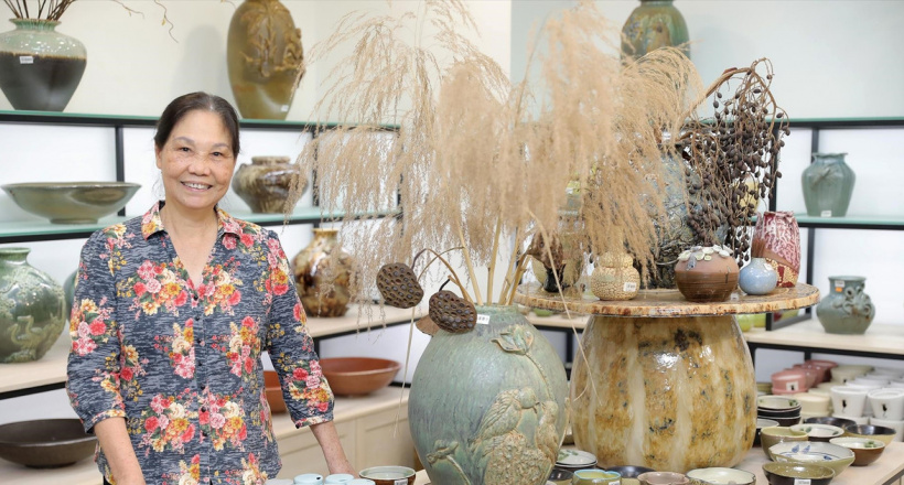 “Phù thuỷ đất sét” Hà Thị Vinh: Người “thổi hồn” đưa gốm sứ ra thế giới