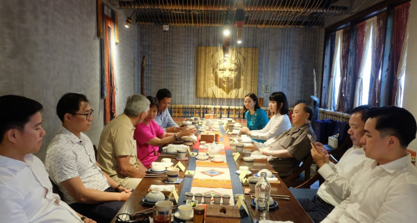 Chủ tịch VACOD-HBA thân tình đón tiếp kiều bào và người bạn Nga dự đại lễ A80