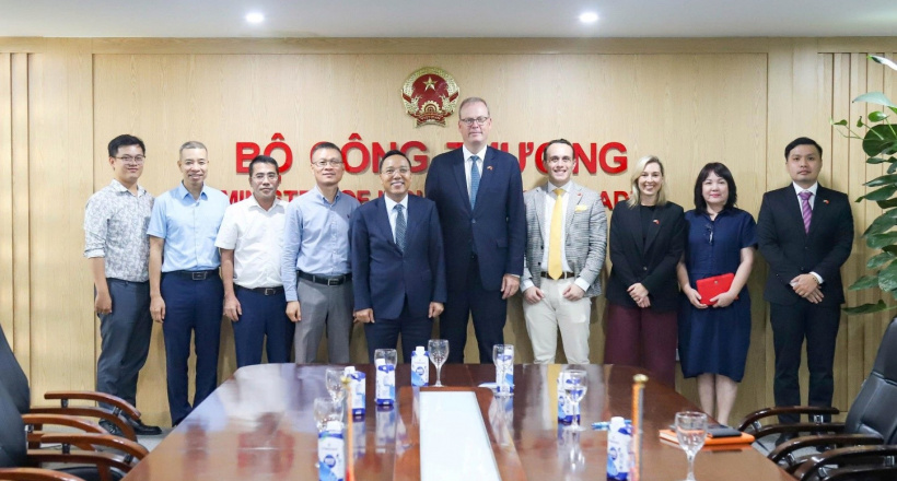 Thứ trưởng Nguyễn Hoàng Long tiếp và làm việc với Quỹ UK Export Finance của Vương Quốc Anh