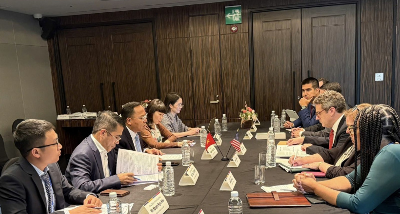 Thứ trưởng Nguyễn Hoàng Long tiếp xúc song phương bên lề Hội nghị Bộ trưởng Năng lượng APEC lần thứ 15