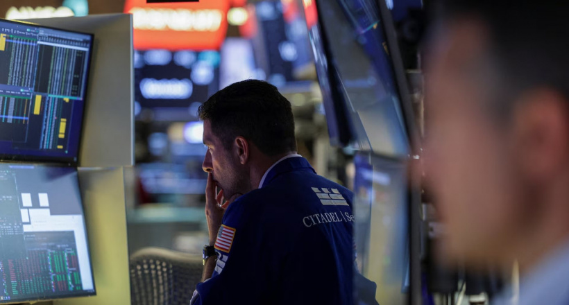 Chứng khoán Mỹ đồng loạt đi xuống, giá dầu trượt giảm hơn 2%