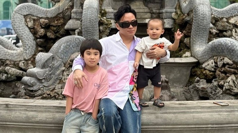 Đột nhập cơ ngơi ngập sách, CD và hoa của ca sĩ Tùng Dương