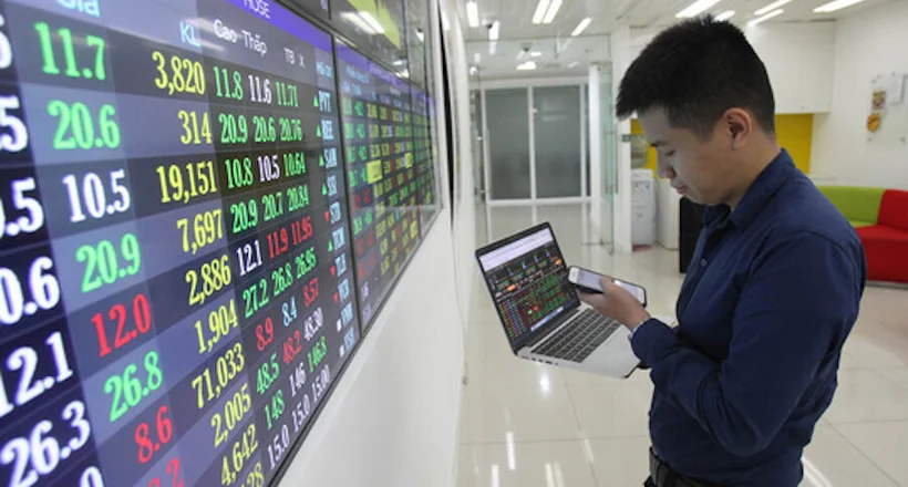 VN-Index thủng mốc 1.700 điểm trong phiên, nhịp hồi phục vẫn bị nghi ngờ