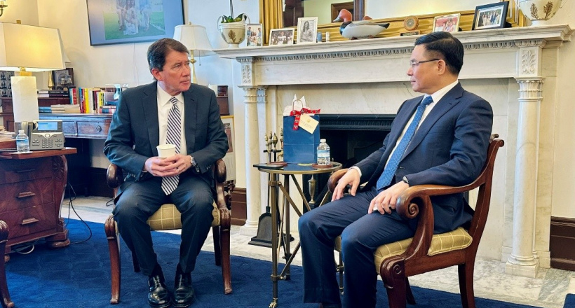 Quyền Bộ trưởng Bộ Công Thương Lê Mạnh Hùng làm việc với Thượng nghị sỹ William Bill Hagerty bên lề Vòng đàm phán thứ 6 Hiệp định Thương mại đối ứng Việt Nam – Hoa Kỳ