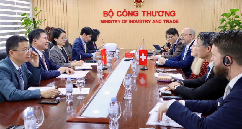 Thứ trưởng Nguyễn Sinh Nhật Tân làm việc với bà Helene Budliger Artieda, Quốc vụ khanh, Tổng cục Kinh tế Liên bang Thụy Sỹ