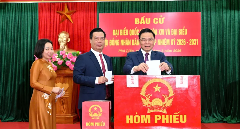 Quyền Bộ trưởng Bộ Công Thương Lê Mạnh Hùng tham gia bỏ phiếu bầu đại biểu Quốc hội khóa XVI và Hội đồng nhân dân các cấp tại TP. Hải Phòng