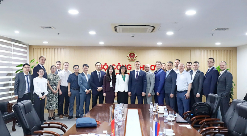 Thứ trưởng Phan Thị Thắng tiếp và làm việc với Phó Thống đốc tỉnh Tyumen, Liên bang Nga