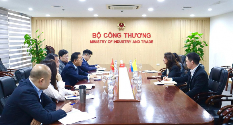 Thứ trưởng Nguyễn Hoàng Long tiếp và làm việc với đại sứ Colombia tại Việt Nam Camila Polo Flórez