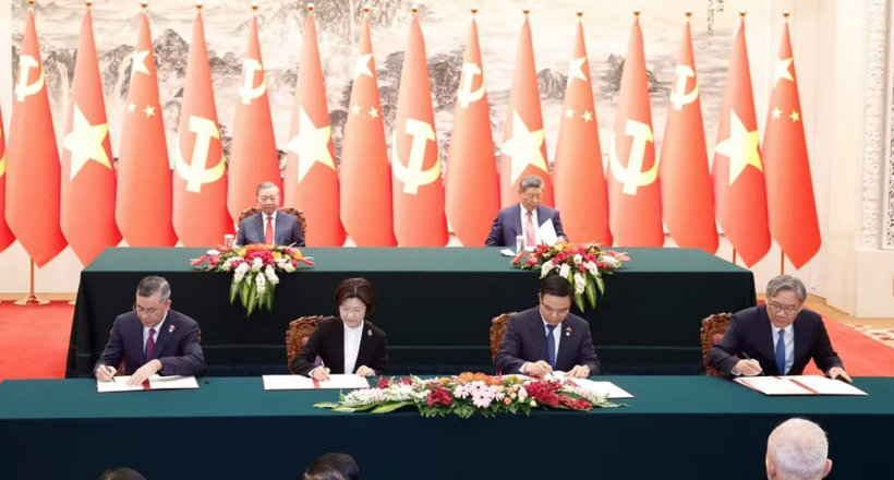 Bộ trưởng Bộ Công Thương Lê Mạnh Hùng và Bộ trưởng Bộ Thương mại Trung Quốc Vương Văn Đào ký kết văn kiện hợp tác trong lĩnh vực kinh tế thương mại