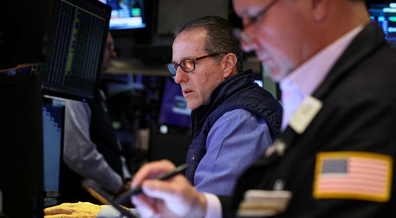 Giá dầu tăng vọt trước đe doạ “tấn công cực mạnh” Iran và kế hoạch thu phí quá cảnh Hormuz