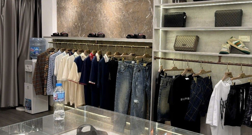 Một cửa hàng kinh doanh "chui" công khai bán sản phẩm thời trang giả mạo nhãn hiệu Burberry, Gucci