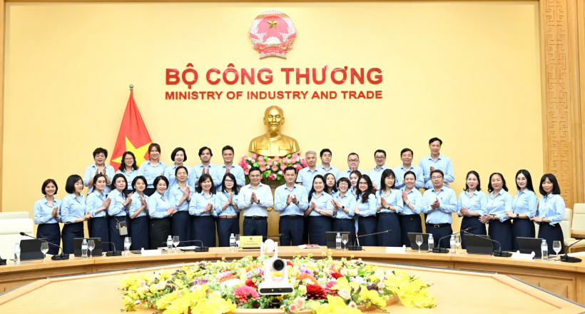 Bộ trưởng Bộ Công Thương Lê Mạnh Hùng làm việc với Vụ Kế hoạch, Tài chính và Quản lý doanh nghiệp