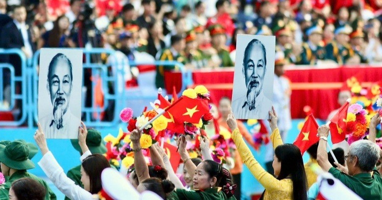 Ánh sáng Hồ Chí Minh soi đường cho chúng ta đi