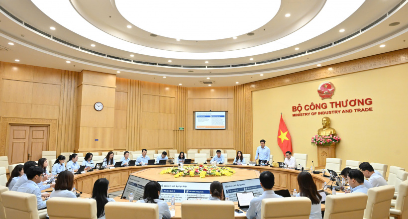 Bộ trưởng Bộ Công Thương Lê Mạnh Hùng làm việc với Vụ Pháp chế về định hướng, nhiệm vụ trọng tâm năm 2026