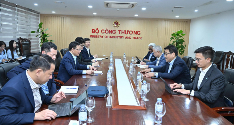 Bộ trưởng Lê Mạnh Hùng làm việc với Chủ tịch kiêm Tổng Giám đốc Tập đoàn Dầu khí quốc gia Malaysia