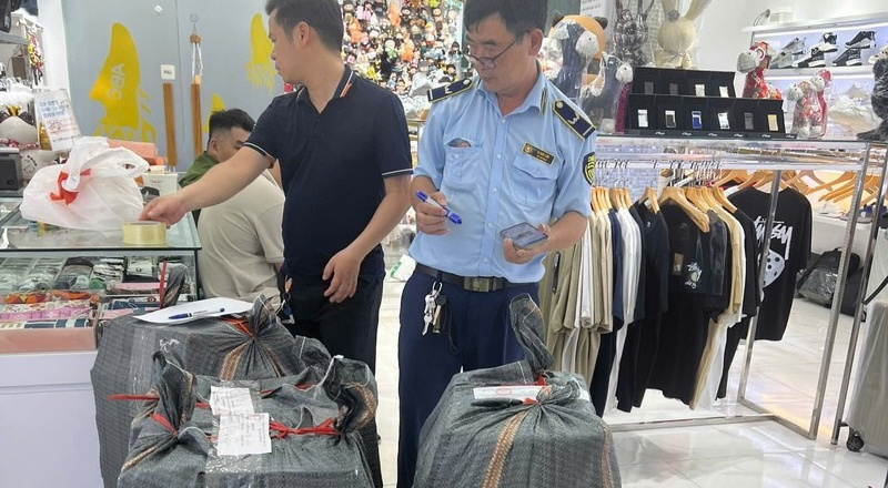 Công ty Lotus Square công khai bán hàng hoá giả mạo nhãn hiệu Nike, Stussy