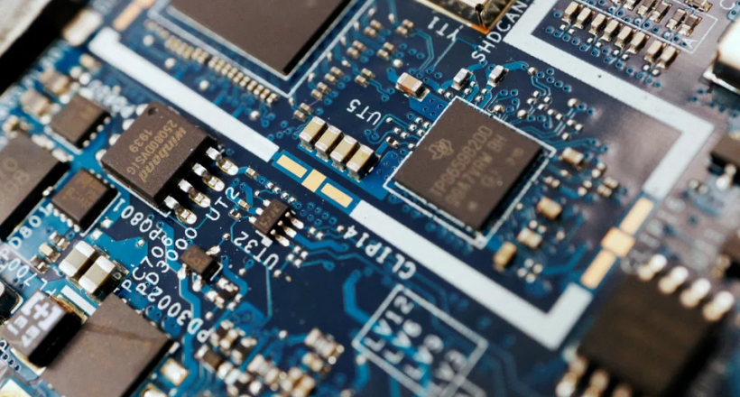 Gián đoạn eo biển Hormuz làm lộ ra yếu điểm của hai nhà sản xuất chip hàng đầu châu Á