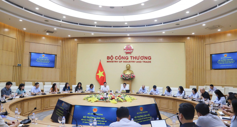 Bộ trưởng Lê Mạnh Hùng làm việc với Cục Phòng vệ thương mại và Ủy ban Cạnh tranh Quốc gia