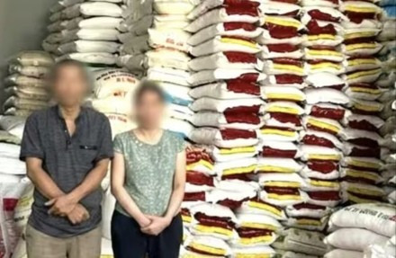 Bắt vợ chồng Giám đốc chỉ đạo nhân viên sản xuất gạo giả mạo nhiều nhãn hiệu nổi tiếng