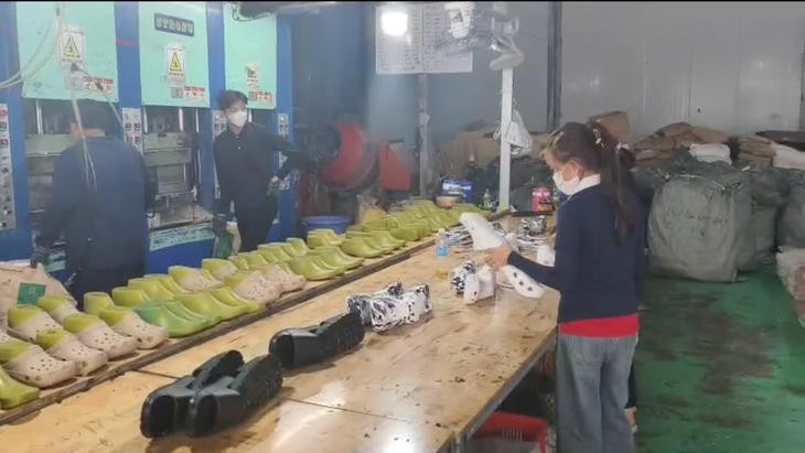 Công ty Giày dép Thắng Đạt sản xuất, buôn bán dép giả nhãn hiệu Crocs quy mô lớn