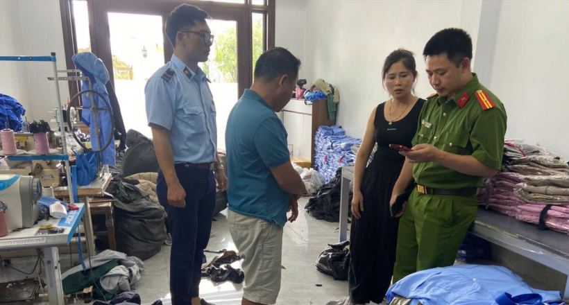 Niêm phong máy móc, sản phẩm của Công ty Dệt may Hương Quỳnh vì nghi sản xuất hàng hoá giả mạo nhãn hiệu