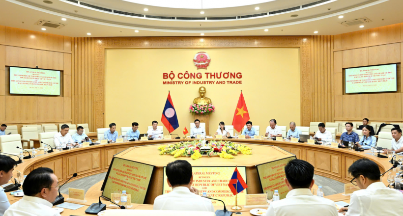 Bộ trưởng Lê Mạnh Hùng hội đàm với Bộ trưởng Bộ Công Thương Lào Malaithong Kommasith