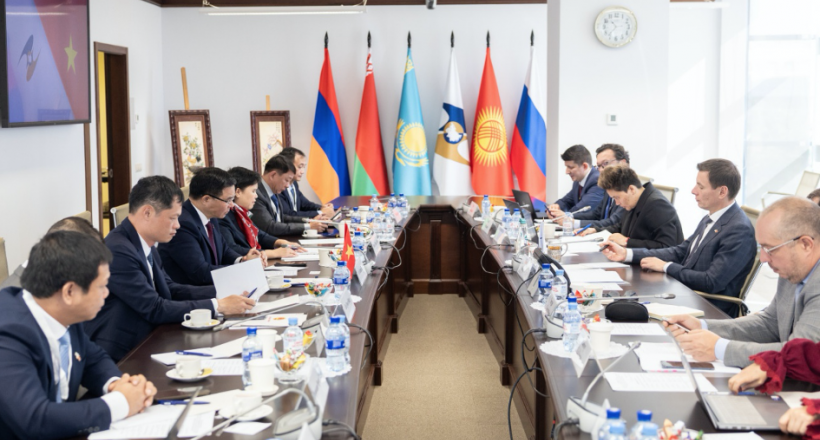 Bộ trưởng Lê Mạnh Hùng làm việc với Bộ trưởng phụ trách thương mại của Ủy ban kinh tế Á-Âu