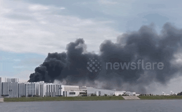 Nhà chứa máy bay bùng cháy, khói dày đặc bốc lên trời khiến hành khách phải sơ tán