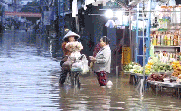 Triều cường dâng cao, xuất hiện “chợ nổi” khi nhiều đường phố ở Cần Thơ chìm trong biển nước