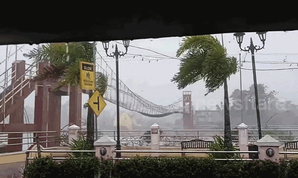 Cầu treo rung lắc như “nhảy dây” trước sự tàn phá của cơn bão Fung-wong