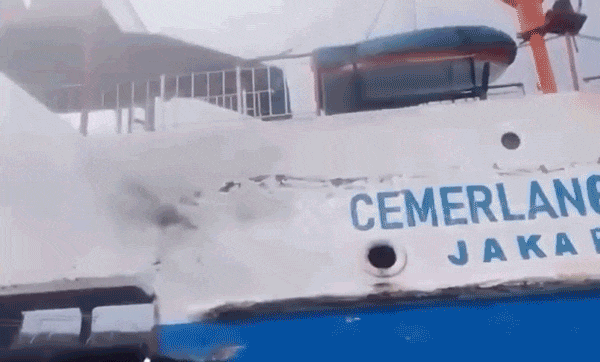 Hành khách được sơ tán kịp thời khỏi chiếc tàu mắc kẹt trên biển động