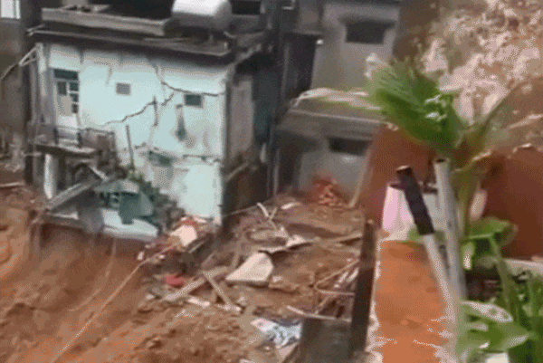 Cận cảnh sạt lở đất tại Khe Sanh, nhiều nhà dân lung lay, đổ sập xuống vực