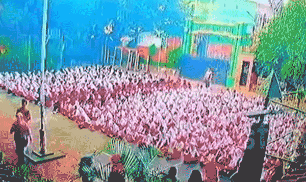 Đang chào cờ, hàng loạt học sinh bỏ chạy khi minivan mất lái lao vào sân trường