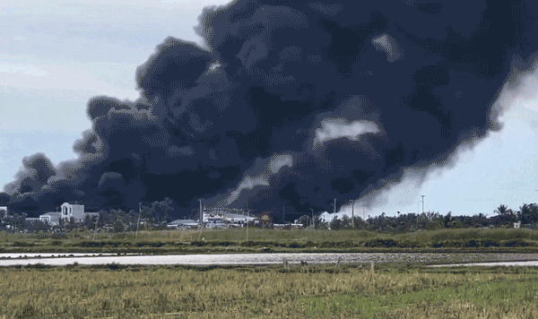 Khói đen bao trùm khu vực khi xưởng giày da ở Hải Phòng bất ngờ bùng cháy