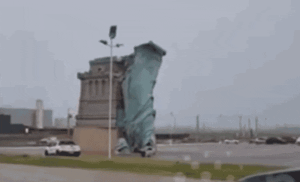 Người dân sững sờ khi chứng kiến tượng Nữ thần Tự do “gục ngã”