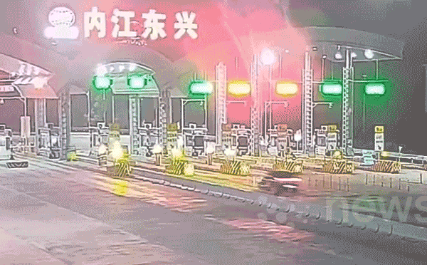Đâm vào trạm thu phí, sedan lộn nhào 2 vòng khi tài xế ngủ gật