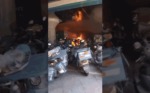 Khoảnh khắc ngọn lửa bùng cháy thiêu rụi nhiều phương tiện tại bãi đỗ xe gắn máy