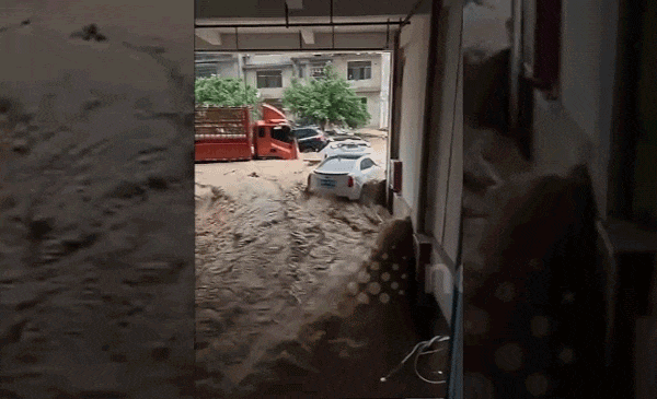 Trung tâm thương mại cùng hàng trăm phương tiện bị nhấn chìm trong dòng nước lũ